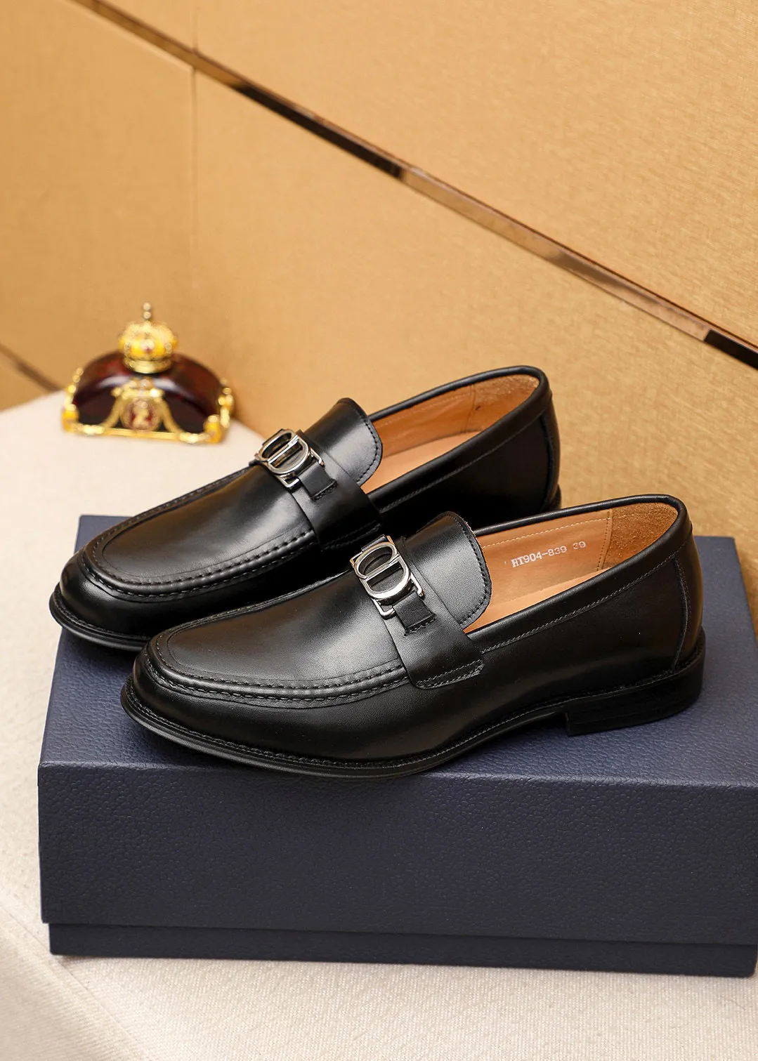 Men's shoes 💰480 💐 Product trademark: Dior "Dior" casual leather shoes Regular size: 39-44 (38.45.46🉑️Customized) Product materials: Selected Italian imported first-layer calfskin upper + classic hardware buckle, imported water-dyed 🐂 cowhide lining. Strong three-dimensional visual effect, original outsole color: 1⃣️color optional